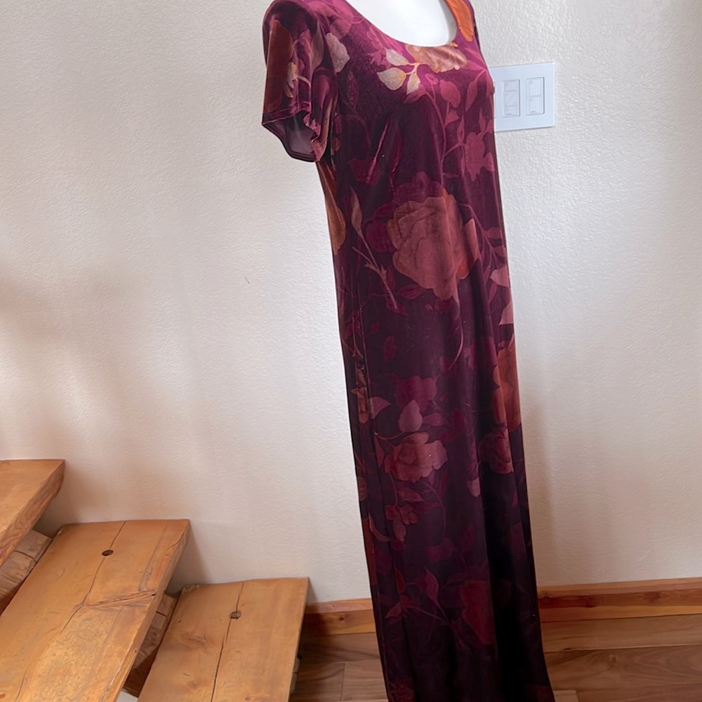 Vintage velour, long dress that  has a gorgeous plum/orange floral pattern. - Picture 2 of 6